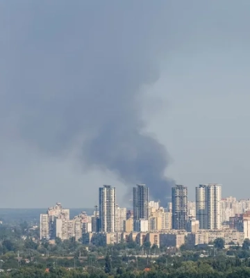 У трьох районах Києва впали уламки російських дронів, атака триває — Кличко