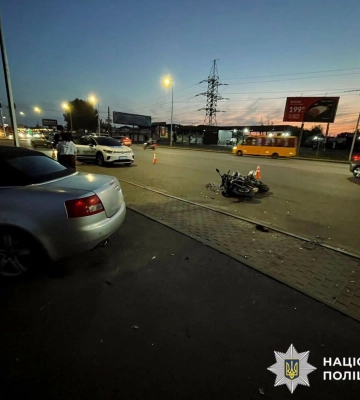 У Вишневому легковик Audi A4 на зустрічній для себе смузі руху врізався у мотоцикл, - поліція Київщини
