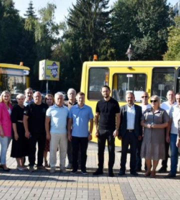 Навчальні заклади Рівненської області отримали п'ять нових автобусів