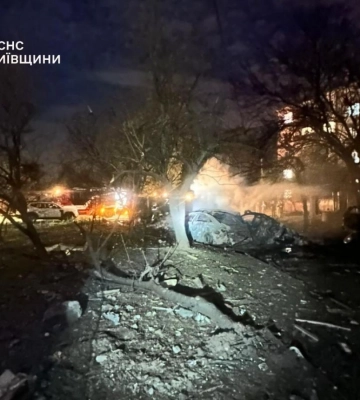В Борисполе в результате атаки РФ повреждены жилой дом и предприятие: эвакуированы 48 человек, есть погибший и раненые