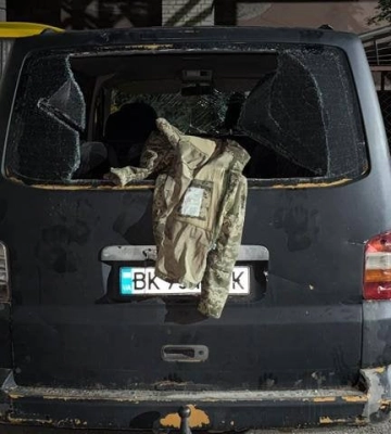 Натовп побив ТЦКшників та пошкодив їхнє авто у Луцьку