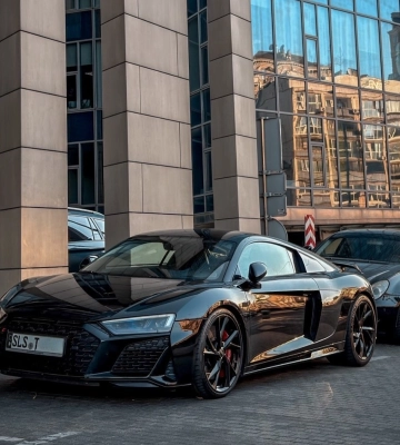 С двигателем Lamborghini: в Киеве замечен мощный немецкий суперкар на "бляхах" 
