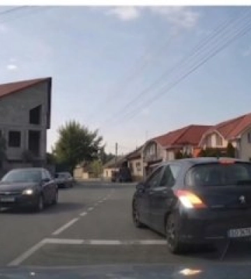 У центрі Ужгорода помітили авто, яке провокує аварії: водіїв закликають бути уважними