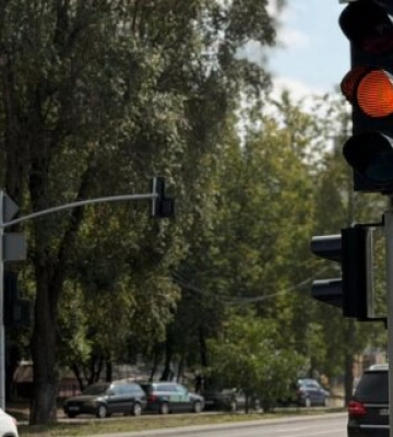 Світлофор на Шевченка у Львові: без зупинки за 2 метри до стоп-лінії стрілка не загориться