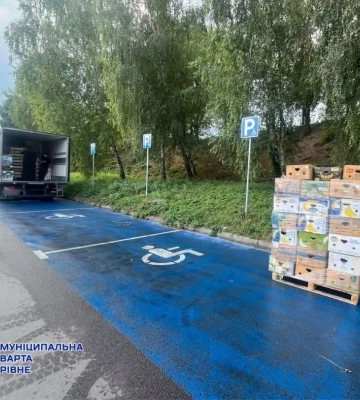 Поблизку одного з ринків Рівного розвантажують товар на місцях для інвалідів