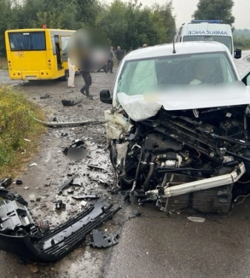 У Луцькому районі зіткнулися шкільний автобус та авто «Укрпошти»: постраждало двоє дітей
