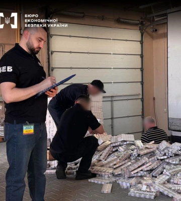 Громадянин Молдови намагався таємно вивезти сигарети під виглядом снеків