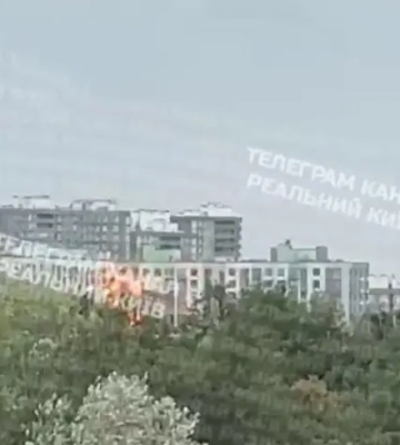 Через ранкову атаку дронів на Київ загорілася 16-поверхівка