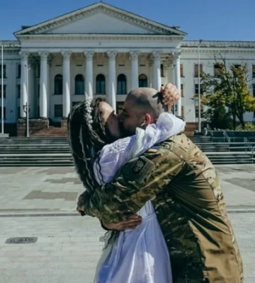 Стали на рушник на площі Миру. Українські захисники одружилися в Краматорську на День Незалежності
