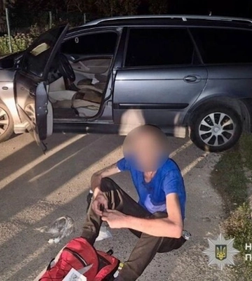 У Дніпрі чоловік викрав автомобіль із залишеними всередині ключами та врізався у стовп
