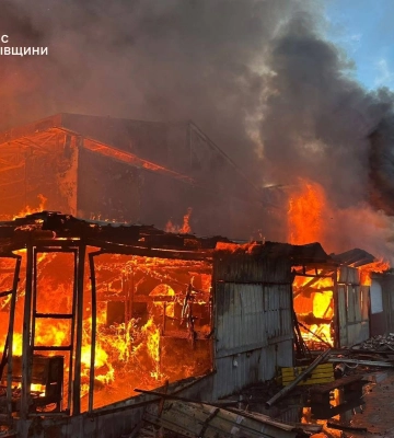 У Бродах загорівся металевий ангар: пожежу ліквідували рятувальники