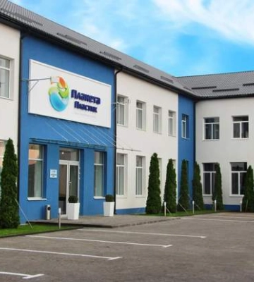 Знову на паузі: завод на Київщині, який відбудували після руйнувань, зупинив роботу
