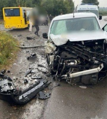 На Волині шкільний автобус зіткнувся з автівкою Укрпошти, постраждали двоє підлітків