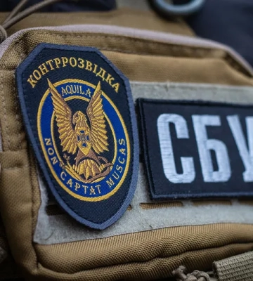 Фото: у Дніпрі викрили шахрайські кол-центри, вилучили комп’ютери і зброю