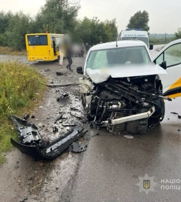 На Волині шкільний автобус зіткнувся з автівкою Укрпошти