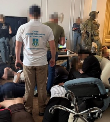 У Києві викрито організовану мережу криптошахраїв, які щомісяця викрадали у людей до 1 млн доларів