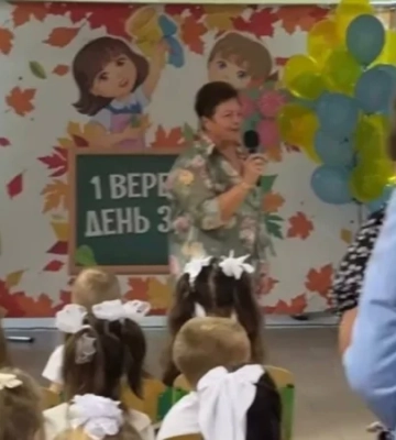 «Мы все живы, здоровы и невредимы». Первоклассники киевской школы проводят первый звонок в укрытии — видео