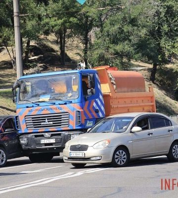 Комунальники потрапили в ДТП: у Дніпрі ускладнено рух на Набережній
