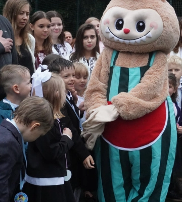 Як у Луцькому ліцеї №9 відзначили Перший дзвоник