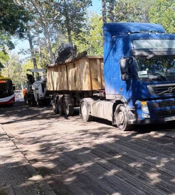 На Адміральському проспекті в Одесі знімають старий асфальт 