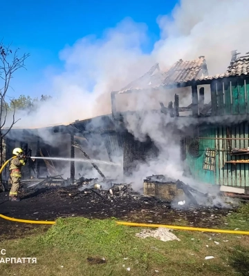 На Хустщині вогнеборці ліквідували пожежу в надвірній споруді