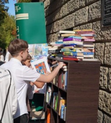 «З книжкою замість квітів»: у ліцеї Шевченка в Ужгороді 1 вересня зробили символічний подарунок Україні