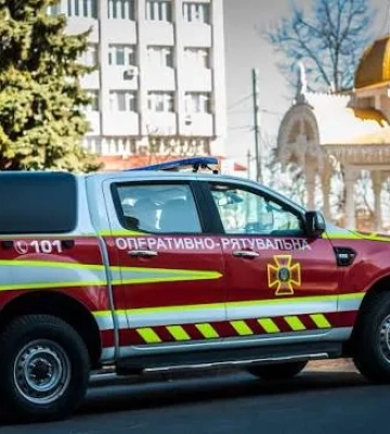 Відео: У Києві припарковані авто заблокували проїзд рятувальникам до будинку після атаки РФ