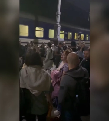 В ожидании поезда в Харькове: артисты оперетты пели прямо на платформе (видео)
