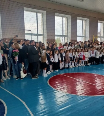 Приїхав із фронту лише на два дні: у Луцьку військовий повів доньку-першокласницю до школи