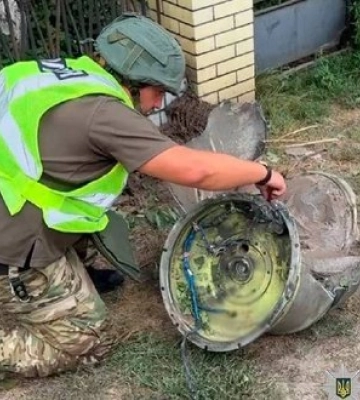 У Києві знешкодили нездетоновану бойову частину російської ракети С-400 зі 180 кг вибухівки. ФОТО