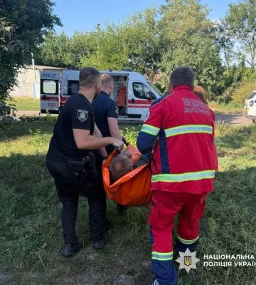 Стало зле: поліціянти на Харківщині несли того, хто впав, до “швидкої”