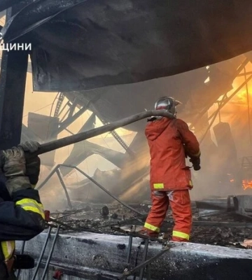 Після атаки дронів у Святошинському районі Києва спалахнула пожежа