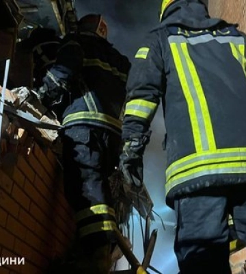 Росія атакувала Вишневе: зруйновано два таунхауси, пожежу ліквідовано. ВІДЕО+ФОТОрепортаж