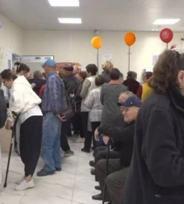 В Мелитополе оккупанты заставляют пациентов заполнять анкеты, а к врачам — километровые очереди 