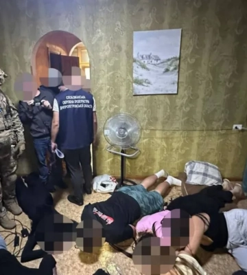 У шахраїв із call-центрів по Україні вилучили елітні тачки, годинники та валюту. ФОТО