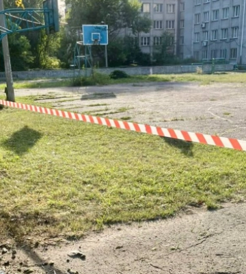 Оккупанты повредили школьный стадион в Днепре в первый день учебного года