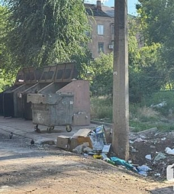 Привезли мусор и выбросили возле контейнеров: в Кривом Роге камеры зафиксировали двух нарушителей