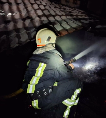Густий дим і вогонь: у Трускавці спалахнула пожежа триповерхової будівлі, - ФОТО