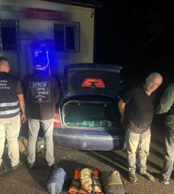 Кусачки, жилет і $3200 євро: на Закарпатті затримали 68-річного пенсіонера-ухилянта із Волині