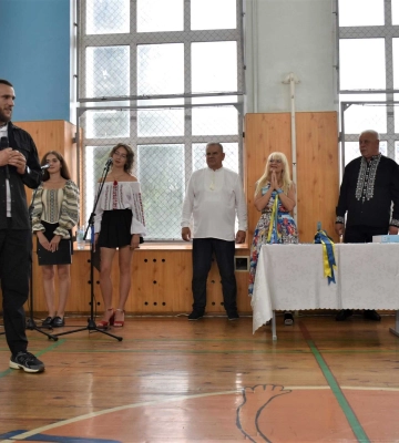 Військовий з Рівного знайшов у зоні бойових дій бандуру: в День знань він подарував її рідній школі