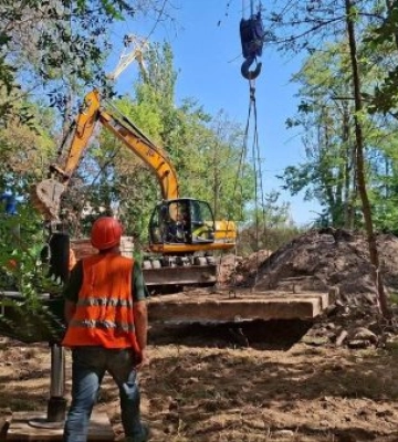 Комунальники міняють півстолітній магістральний водогін
