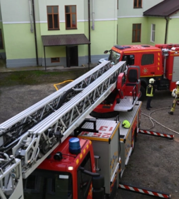 Вранці у Чернівцях горіла 8 гімназія: вогонь охопив горище та покрівлю