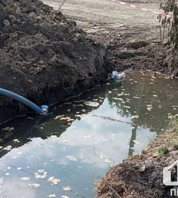 Після заміни труб яму не засипають два місяці: криворіжці скаржаться на багнюку