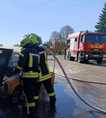 У місті на Волині посеред дня загорівся автомобіль