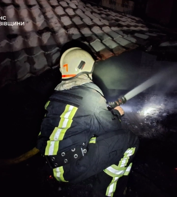Уночі в Трускавці сталася пожежа в даху триповерхової будівлі