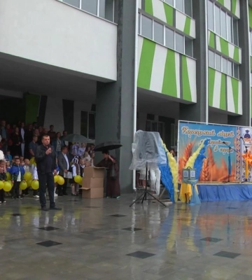 Нова бруківка та 1200 подарунків: як «Акріс Агро» підтримав школи Кореччини до 1 вересня (ВІДЕО)