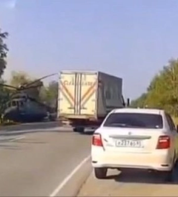 Аварія на Сахаліні: російський вертоліт Мі-8 гвинтом "косить" придорожню лісосмугу і втикається носом у кювет. ВIДЕО реєстратора