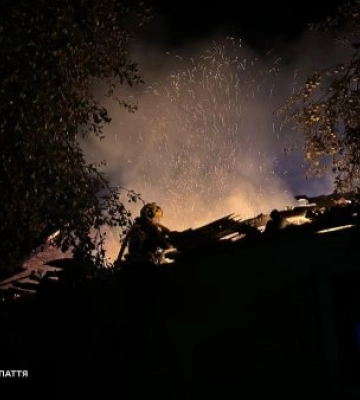 Вогонь уже охопив дах: на Хустщині рятувальники врятували сусідський будинок від пожежі