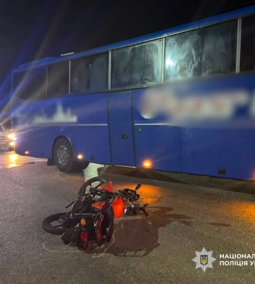 На Одещині підліток на мопеді виїхав на зустрічну та врізався в автобус