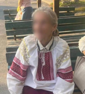 Загубилася та не могла пригадати, де живе: У Рівному патрульні допомогли 78-річній жінці